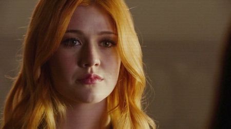 - ia o gură de cafea şi observă chipurile familiare din local. îşi; aranjează geanta pe umăr şi se îndreaptă către masa lor zâmbindu-le când ajunge la ei. "bună. se pare că avem o mică reuniune" râde scurt şi soarbe din cafea.
