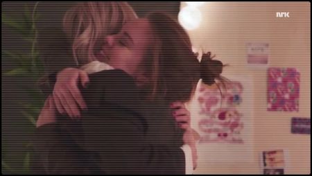 ▬ #Îmi îndrept privirea spre tipa roșcată ce tocmai venise lângă noi, necunoscund-o; la început, dar îmi dau seama că era Hazel și fac ochii mari ridicându-mă brusc și strângând-o în brațe. Doamne, Hazel, nu te-am mai văzut de atâta timp.
