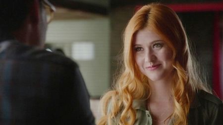 - începe să râdă şi o strânge tare în braţe, însă nu destul încât s-o rănească. "mie îmi; spui? aproape că nu te-am recunoscut."
