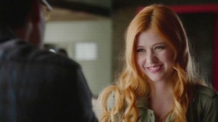 - se aşează lângă ea şi îşi pune cana de cafea pe masă. "te înţeleg,; eu nici nu mai ştiu ce-i ăla timp liber. mai ales că ai mei sunt plecaţi şi trebuie să am grijă de frate-miu." îşi dă ochii peste cap şi râde.
