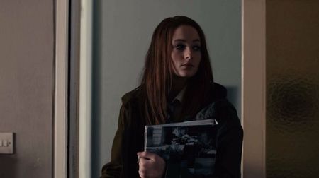 Da, mama, o sa cumpar! *strig in urma mea in timp ce-mi pun bocancii iar cand sunt gata*cl; ies pe usa; ma opresc sa-mi descalcesc castile pe care mi le bag in urechi, imi dau parul pe spate si pornesc spre biblioteca unde lucram, privirea fiindu-mi atintita pe ecranul telefonului*
