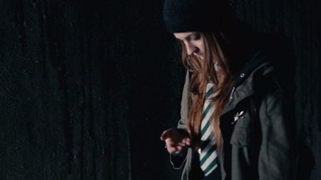 *schimb melodiile din telefon sperand ca o sa gasesc una care sa-mi placa pana ajung in fata bibliot; privesc marea cladire cu un zambet admirativ si imping usa de la intrare. Buna ziua. *murmur catre gardianul de la intrare si apoi tuturor care-mi ies in cale si intru la beletristica*
