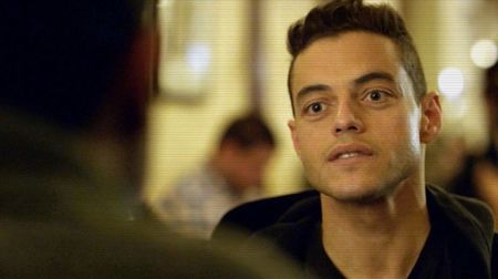 ☠ ¦   Oh, bună, Hazel. #Îi zâmbeşte în timp ce îşi scoate telefonul din buzunar şi îl pune ;+; pe masă. ; Ce mai face fratele tău?
