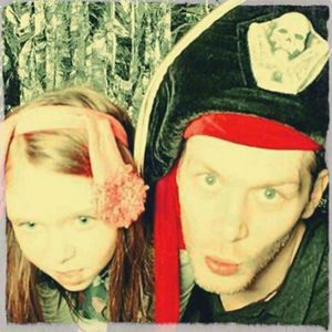 ╬ ﻉ√٥ﺎ; *intra in casa imbracat ca la circ si se uita pe acolo, apoi urla* Old bad hybrid is here!