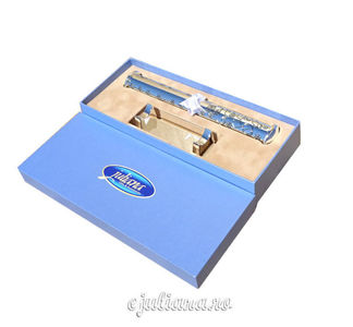 cutie-albastra-set-cadou-suport-certificat-cadou-baietel; Cadou de botez pentru baietel www.ejuliana.ro
