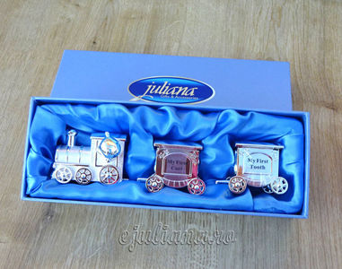 set-tren-mot-dintisor-baietel-cutie-cadou-169lei; Cadou de botez pentru baietel Set tren cu casetute pentru prima bucla si primul dintisor www.ejuliana.ro
