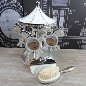 carusel-set-perie-pieptene-Bambino-SP-418lei-CG582G868; Pentru a comanda vizitati magazinul online www.ejuliana.ro sau confirmati stocul la numarul de telefon al magazinului Juliana din Bucuresti 0785232325
