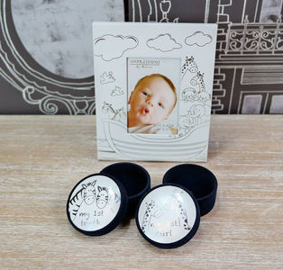 Cutiute-rama-prima-bucla-primul-dintisor-noah\; Cadou de botez pentru bebelusi, Pentru a comanda vizitati magazinul online www.ejuliana.ro sau confirmati stocul la numarul de telefon al magazinului Juliana din Bucuresti 0785232325
