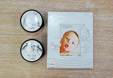 set-cutiute-prima-bucla-primul-dintisor-noah\; Cadou de botez pentru bebelusi, Pentru a comanda vizitati magazinul online www.ejuliana.ro sau confirmati stocul la numarul de telefon al magazinului Juliana din Bucuresti 0785232325
