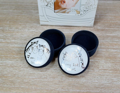 set-cutiute-prima-bucla-primul-dintisor-noah\; Cadou de botez pentru bebelusi, Pentru a comanda vizitati magazinul online www.ejuliana.ro sau confirmati stocul la numarul de telefon al magazinului Juliana din Bucuresti 0785232325
