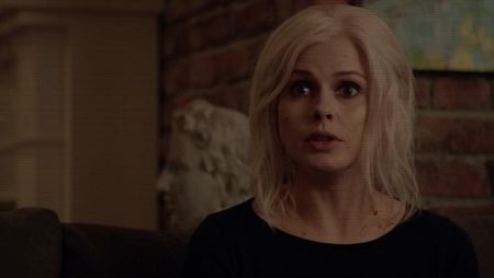 — Privesc pe rând cele câteva fețe cunoscute, cu câteva fusesem prietenă în liceu dar mă; distanțasam de majoritatea din cauza lipsei mele de socializare cu oamenii. Plătesc comanda și părăsesc cafeneaua pentru a mă îndrepta spre bibliotecă, locul în care lucram.
