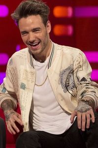 Liam-Payne-@liampayne-2017-05-26_LzBIbmRrNFlmNDlRWUVNcG1qczVVb1JDZWN0OD0vNjN4MDo2ODh4OTM3LzY0MHgwL2F