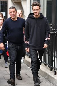 Liam-Payne-@s5style-2017-05-03_Ly1UVGIyR3luTzAwcmN1Zkt5N3NIb1FzSUJEOD0vMHg3OTo2OTl4MTEyOC82NDB4MC8yO