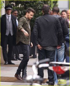 liam-payne-cheryl-fly-to-cannes-02