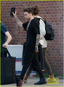 liam-payne-wears-giant-gold-chain-at-recording-studio-05
