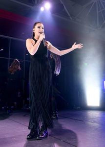 Hailee+Steinfeld+2017+Billboard+Music+Awards+DauWEUQFh6Gl