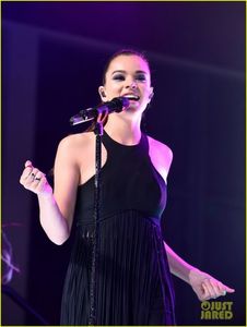 hailee-steinfeld-elle-women-music-bbmas-event-lizzo-noah-cyrus-46