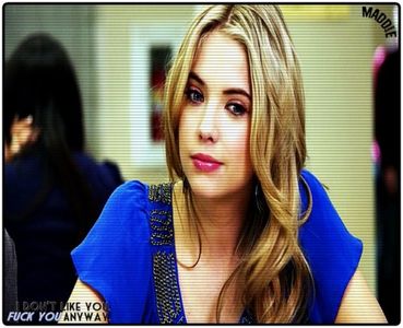 »; La fel.. pfu. Mai nimic interesant ;< ;;primește un mesaj și îl citește;; Ups.. clk;;; Se pare că aveam ceva de făcut:)) ;;Râde;; uitucă:)) ;;bea tot din pahar;; Trebuie să plec, Em;;) Vorbim mai târziu;;) ;;se ridică și pleacă fuga făcând cu mâna în urmă;;
