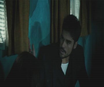 — O privesc pe fata minionă din fața mea și dându-mi seama că nu m-am sprezentat nici; fetei de lângă mine adaug pe un ton neutru. ❞Sunt Seth. Seth Gecko.❞ Îmi mut privirea de pe minimonă pe tipa de lângă mine.
