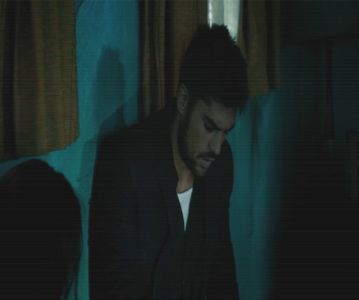 — ❞Aria. Spencer.❞ Le murmur numele într-o încercare de a le reține, însă deja știu că nu; le voi reține. Îmi trec mâna prin păr într-un gest involuntar și mai sorb puțin din paharul de cafea.
