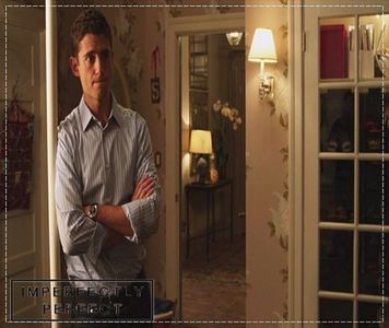 ┇» (îşi încrucişează mâinile la piept şi se uită la ea) Ba da.. de asta? -; Adică.. pot observa că eşti. (se uită în jur, tace câteva secunde apoi se uită la ea) Te-au deranajat glumele cu telefonul? Sau că l-am scos din buzunar.. ?
