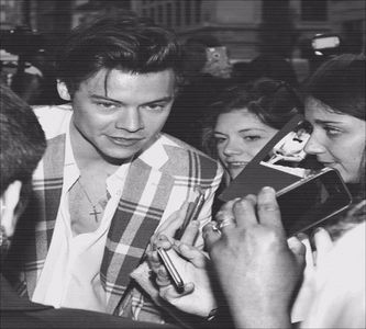 ╰k̷̷e̷̷e̷̷p̷ ̷♥̷ɓuıʇɥɓıɟ.; * scoate de undeva de la spate un buchet mare de flori și  o cutie; mare de bomboane și i le oferă.* Poftim, draga mea.
