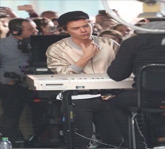 ╰k̷̷e̷̷e̷̷p̷ ̷♥̷ɓuıʇɥɓıɟ.; Pe tine draga mea, dar pentru început m-aș mulțumi și cu un pupic; chiar aici. * duce degetul arătător spre buzici.*
