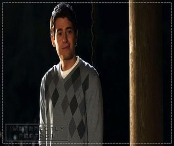 ┇» (se uită la ea, zâmbeşte) Noapte bună ;) (se întoarce pe vârfuri şi face câțiva paşi -; să plece, dar apoi se întoarce din nou spre ea) Hanna? (când o vede că se opreşte, merge rapid la ea urcând cele 2-3 trepte şi îşi pune mâna pe gâtul ei, sărutând-o apoi)
