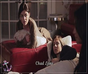 ┇» Ăm.. (mănâncă liniştită, ridică din umeri) Nu ştiu, că sunt împreună? (râde scurt -; apoi închide ochii şi îi deschide iar) Dar nu prea cred, doar ziceam.. (tace câteva secunde, apoi reia) Dar te-ar deranja?
