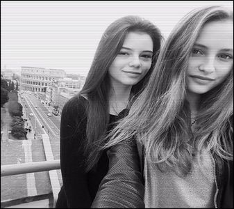 ▬ Ascult muzică că mor de plictiseală și aștept să vina mamix acasă să-mi facă o; prăjitură că mi-a promis de ieri, tu?:&lt; -ari + Bine, bine, tuu?
