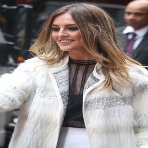 ﾒɹǝʌo⅂ʇɐɔ ridic privirea, observandu-le, imi bag telefonul in buzunarul de la spate si le fac*cl; cu mana zambind* Heeei, ce faceti?
