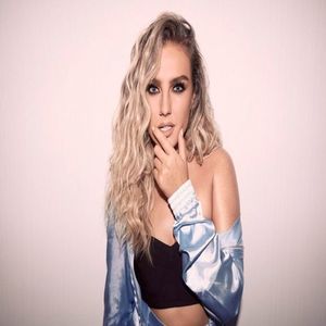 ﾒɹǝʌo⅂ʇɐɔ Ei...*imi duc degetul aratator la buze, amuzata* shhh, n-a fost chiar asa rau. #ari*cl; Astept, astept si iar astept. *oftez dramatic si arunc o privire exasperata paharului de cafea care inca ardea*
