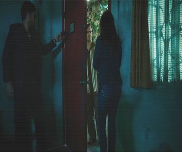 — Îmi părăsesc apartamentul pe care abia îl terminasem de aranjat și încep să umblu; aiurea pe străzi, sperând să găsesc pe cineva sau ceva interesant.
