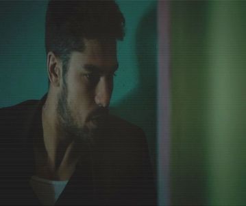 — Plimbându-mă observ o siluetă cunoscută, una dintre puținele pe care le știam din acest; oraș, și ocolind persoanele din fața mea, înaintez spre Scencer. Îi atrag atenția bătând-o pe umăr cu un deget. ❞Oh, hey!❞
