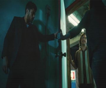 — Îi zâmbesc ștrengărește în colțul gurii. ❞Mă plimb și eu pe aici. Nu prea cunosc lumea; și nu prea am cu cine sta, așa că aleg să mă plimb aiurea pe străzi. Dar tu ce faci singură pe stradă?❞
