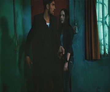 — Îmi scot telefonul cu lejeritate din buzunarul din spate al jeansilor și îi fac semn sa și-l; noteze ea în telefonul meu. Îl dau și aștept să și-l treacă. ❞Deci o să îți omori timpul cu mine.❞
