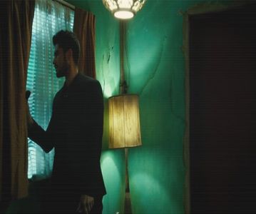 — Îmi bag telefonul la locul lui și încept  să merg alături de ea spre parc.