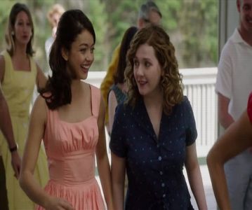 — ❞Mă duc să îi caut pe Mike și Aria.❞ Îmi anunț familia și tranversez șoseaua și parcurg cele; câteva case care mă separa de casa Montgomery. Pășesc încet spre ușă însă în fața acesteia mă opresc. Frica că Mike nu m-ar mai considera prietena lui mă lovește și speriată mă întorc și pășesc
