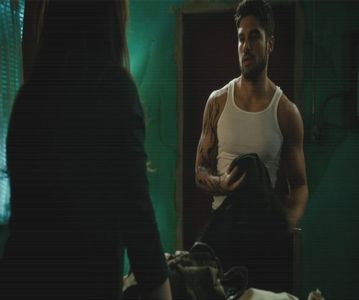 — O ascult cu atenție și mă bucur oarecum că o interesează această meserie. ❞E foarte; bine că nu o faci doar pentru că așa ar dori părinții tăi.❞ Îi zâmbesc și ajungem în intrarea în parc. ❞Îți las ție onoarea să alegi banca pe care vom sta.❞ Surâd scurt.
