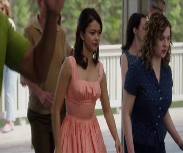 — Când aud o persoană care își drege glasul în spatele meu îngheț pe loc. Vocea prea; cunoscută și iubită de mine se îngroșase într-un fel care îmi atrăgea fiori pe șira spinării. Cu inima care îmi bătea foarte repede mă întorc spre acesta zâmbind slab. Neștiindu cum aș putea
