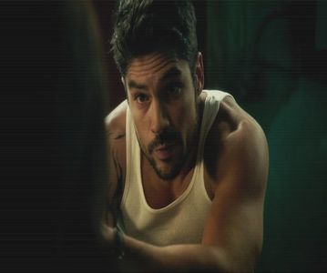 — Merg în urma ei și mă așez lângă ea pe banca pe care o alesese. Făcuse o decizie bună.; Soarece dogorea puternic și chiar nu doream să mă trezesc cu o insolație. ❞Așa periculos e să fi avocat sau de ce nu vrea să urmezi această meserie?❞ Continui seria de întrebări.
