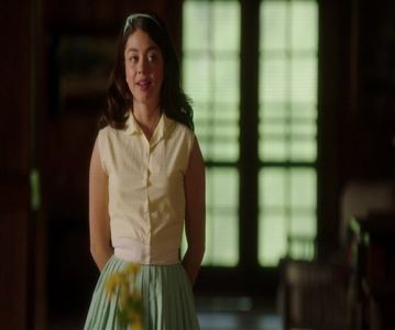 — că aerul de Londra nu îmi priește.❞ Când îl aud că se bucură să mă vadă inima îmi tresare; de fericire. ❞Dacă tu te bucuri să mă vezi, habar n-ai cât mă bucur eu să te văd.❞ Îi zâmbesc ștrengărește și încerc să îmi stăpânesc impulsul de a îi sări în brațe.
