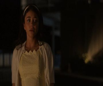 — ❞Cine și-ar fi ascultat copilul de opt ani care nu voia să își părăsească cel mai bun prieten?❞; Întreb ironică și îl privesc. ❞Un suc, probabil..❞ Mă așez pe canapeaua din living, neștiind dacă ar fi trebuit să îl urmez sau nu în bucătărie.
