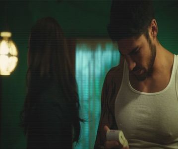 — Telefonul îmi vibrează în buzunar și îl scot pentru a putea citi mesajul pe care tocmai; îl primisem. Observ un mesaj de la șeful meu în care îmi cerea niște acte în decursul zilei de azi. ❞Umm, eu trebuie să plec. Ne mai vedem.❞ Îi fac cu ochiul și pornesc spre ieșirea din parc.
