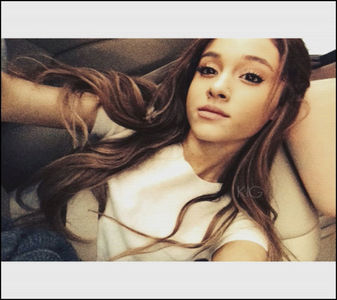 ». Karamel #Stă puțin să analizeze ce ciudat pare numele dar ridică dintr-un umăr și; surâde. E mult mai interesantă decât pare, crede-mă;3
