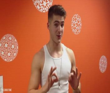 ♡ ∞┇; [cl] nu știu cu exactitate , dar presupun că e cu vreuna din prietenele ei sau cu iubitul ..; [#ridică din umeri , îi prinde mâna întra lui . heii .. nu ești fraieră .. ești doar o persoană mai sensibilă ..
