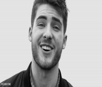 ♡ ∞┇; [cl] pot să îmi dau seama .. o să se bucure să te vadă mai mult ca sigur [#zâmbește .; dar nu știu dacă o să vă puteți vedea azi , e certată cu tata și mai doarme prin alte părți ..  [#se uită la ea . poate, dar nu e așa rău să fi sensibil ..
