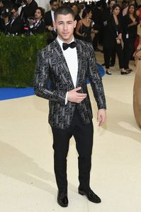 Nick-Jonas-@nickjonas-2017-05-03_L1czZ0hJVXQtQmZETG5NWm9GYzdZVFNwU3p5Zz0vMHgwOjY4M3gxMDI0LzY0MHgwL2Y