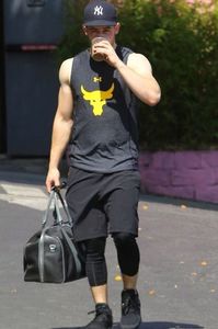 Nick-Jonas-@nickjonas-2017-05-12_L2NxdnlvOGN6Q1Y2dTBZcElUa3IwYzlDLXZjMD0vNngwOjUyOHg3ODMvNjQweDAvZTk
