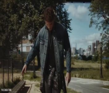 ♡ ∞┇;  [cl] s-ar putea spune și așa [#ridică din umeri . înafară de ce ți-am zis deja .. nu știu; stat cu prietenii .. prima iubită ,chestii normale ..
